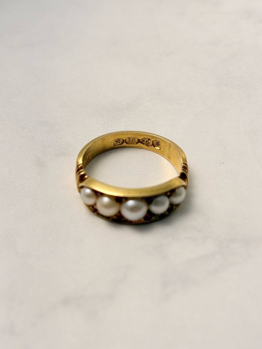 ShellmanISETAN's tweet photo. ふっくらとした艶やかなパールを連ね、その周囲を小さなルビーが花のように取り囲む姿は、まるでヴィクトリア時代のロマンスをそのまま閉じ込めたかのよう

内側にはホールマークが刻まれ、確かな歴史とともに受け継がれてきたことを静かに物語っています
Ring(G4129)
1880
18K
Pearl 
Ruby 
Chester https://t.co/B7GMvmOVqL
