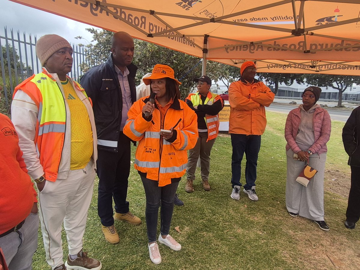 CRUMRegionA's tweet photo. 🚧 Depot Manager Mamma Mashishi briefs stakeholders & operational teams on the scope of work to be undertaken during #OperationRestore in Midrand. The intervention will focus on addressing road infrastructure challenges and improving mobility #TheJoburgWeAllWant #OperasieHerstel https://t.co/Y955pD2RBN