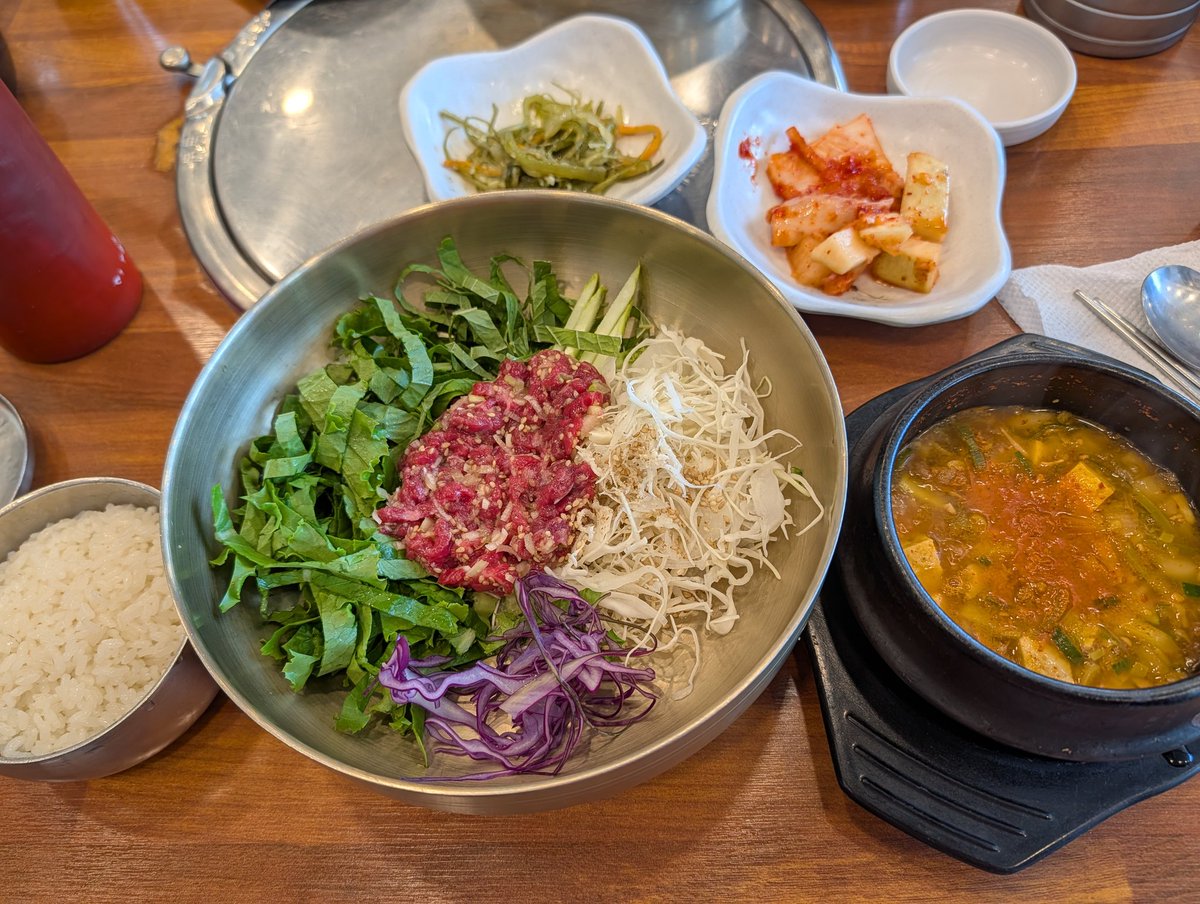 UU35UUU's tweet photo. #蔚山 にてユッケビビンバ。この日はコンサート当日、昼にW杯韓国戦が行われ、食堂内は皆テレビに釘付け。そして韓国が勝利！これで本日の韓国人はみんなご機嫌！と私も喜ぶ。案の定、BTSコンサートでもホビがサッカー勝利について話していました。
#大邱_蔚山_釜山BTS https://t.co/VIJazcaKgC