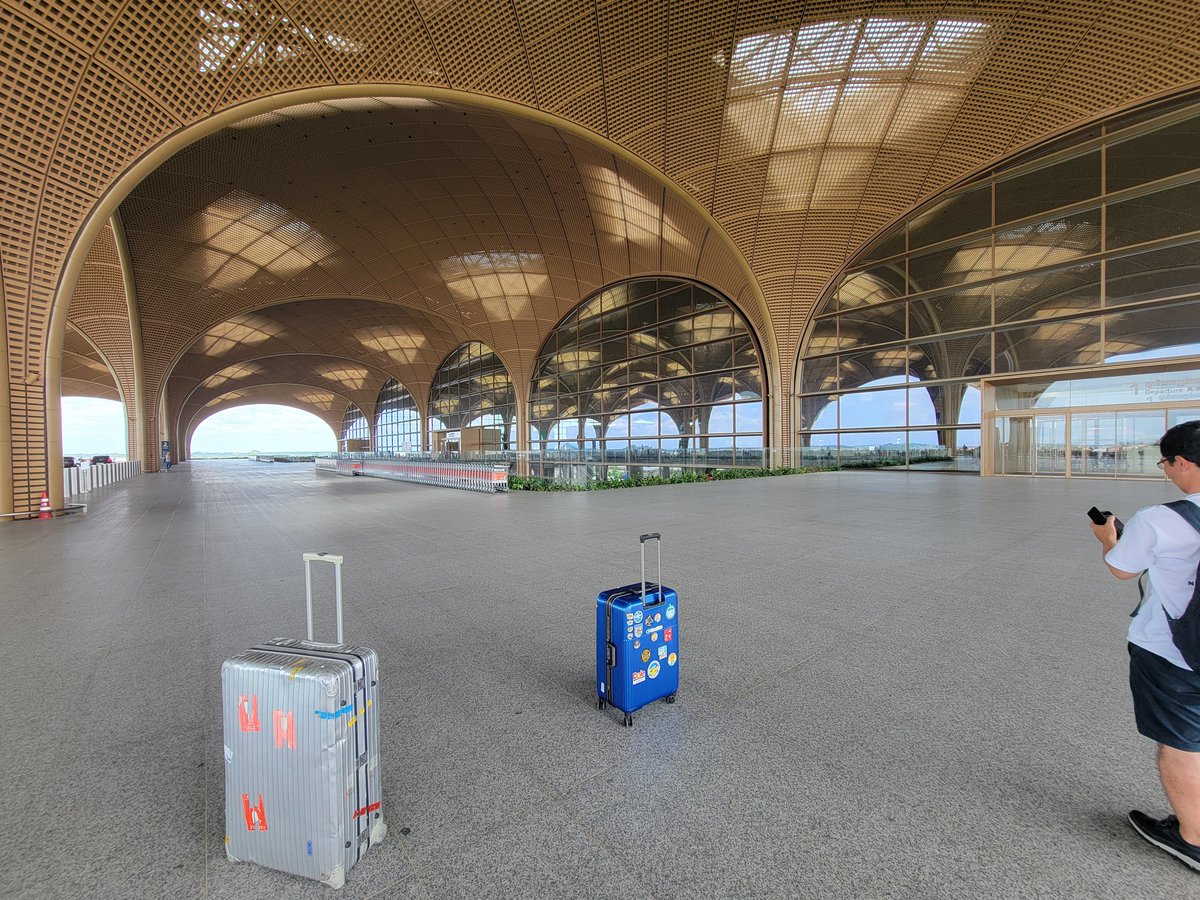 hide225's tweet photo. プノンペンの国際空港ガラガラ過ぎてビックリ。カンボジアにこんな立派な空港いらんやろ

#カンボジア 
#テチョ国際空港 https://t.co/ndR63YibnT