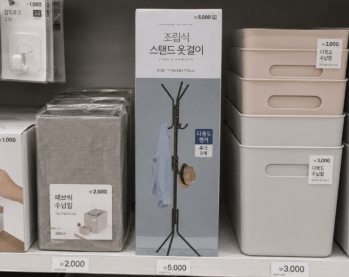 BADASTAY2's tweet photo. 좁은 집도 넓게 쓰는 다이소 가성비 수납 꿀템 3가지

비싼 가구를 들이지 않고도 각 5,000원의 저렴한 비용으로 수납 공간을 효율적으로 늘려주는 다이소 인기 아이템입니다.

1. 죽은 공간을 살리는 '옷장 안 선반 행거' (5,000원)
특징: 옷장 봉에 걸어서 사용하는 부직포 소재의 수납용품입니다.

효과: 옷 아래 남는 공간을 활용해 모자, 양말, 목도리 등 작은 소품을 보관하기 좋습니다. 통기성이 우수해 습기 및 곰팡이 예방에도 도움이 됩니다.

2. 간편하게 뚝딱 만드는 '조립식 스탠드 옷걸이' (5,000원)
특징: 별도의 공구 없이 누구나 쉽게 조립할 수 있는 스탠드형 옷걸이입니다.

효과: 원룸이나 작은 방에 설치해 자주 입는 외투, 셔츠, 가방 등을 걸어두기 좋습니다. 옷장을 자주 열고 닫는 번거로움을 줄여주며 손님용으로도 유용합니다.

3. 세로 공간을 알차게 쓰는 '3단 부직포 수납장' (5,000원)
특징: 간단한 조립으로 만드는 3단 구조의 선반 수납장입니다. (칸당 제한 하중 약 3kg)

효과: 수건, 장난감, 생활용품 등을 세로로 쌓아 정리할 수 있어 자투리 공간 활용에 탁월합니다. 무거운 가구를 들이기 부담스러운 자취생이나 신혼부부에게 인기가 높습니다.

요약 :계절 변화나 물건 증가로 수납 부족을 겪을 때, 비싼 수납장 대신 다이소의 5,000원 수납 아이템들을 활용하면 적은 비용으로도 집안을 한결 넓고 깔끔하게 정리할 수 있어 실제 사용자들의 만족도가 높습니다.