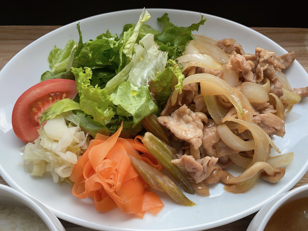 yt_liebe's tweet photo. カフェ312さんで生姜焼き。なんかちょっと写真暗いね。お肉も野菜ももりもりで良きでした。いつもスープの器が熱い笑。 https://t.co/CxIcwuW0Y7