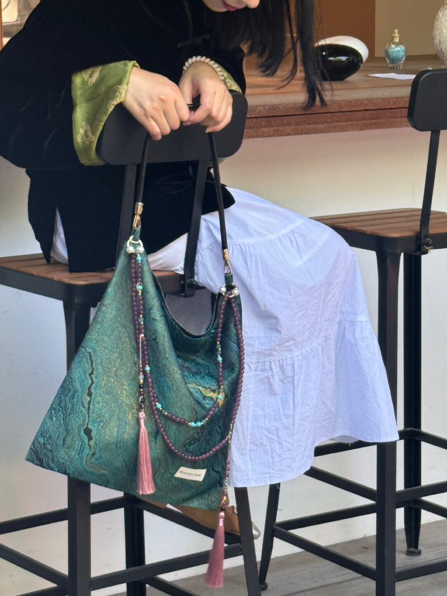 three_fleas's tweet photo. ⚠️Back in Stock!!!

#chinoiserie #chinoiseriechic #chinoiseriestyle #threefleasbags #retrostyle #handmadebags #giftideas https://t.co/5D9IlbLFoB