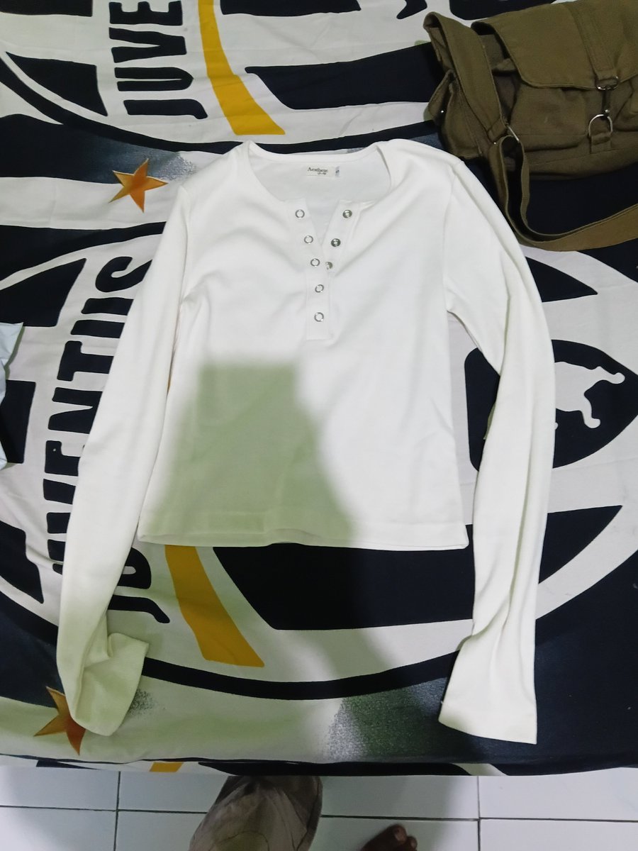 faza4_'s tweet photo. guys, ada yg mau gaaa
henley putih, size s Pj 49 
kekecilan, belum pernah dipake cm ducoba https://t.co/DbIfMXSuvt