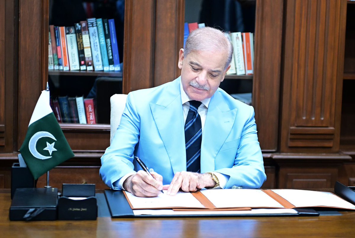 pmln_org's tweet photo. وزیراعظم پاکستان محمد شہباز شریف نے اسلام آباد مفاہمتی یاداشت (Islamabad Memorandum of Understanding) پر بطور ثالث دستخط کردئے۔
 
اسلام آباد مفاہمتی یاداشت پر امریکی صدر ڈونلڈ ٹرمپ اور ایران کے صدر مسعود پزشکیان کے دستخط موجود ہیں۔

Prime Minister of Pakistan Muhammad Shehbaz Sharif signed the Islamabad Memorandum of Understanding (Islamabad MoU)، as mediator.
 The Islamabad MOU has been signed by President of USA Donald J. Trump and Iranian President Masoud Pazeshkian.