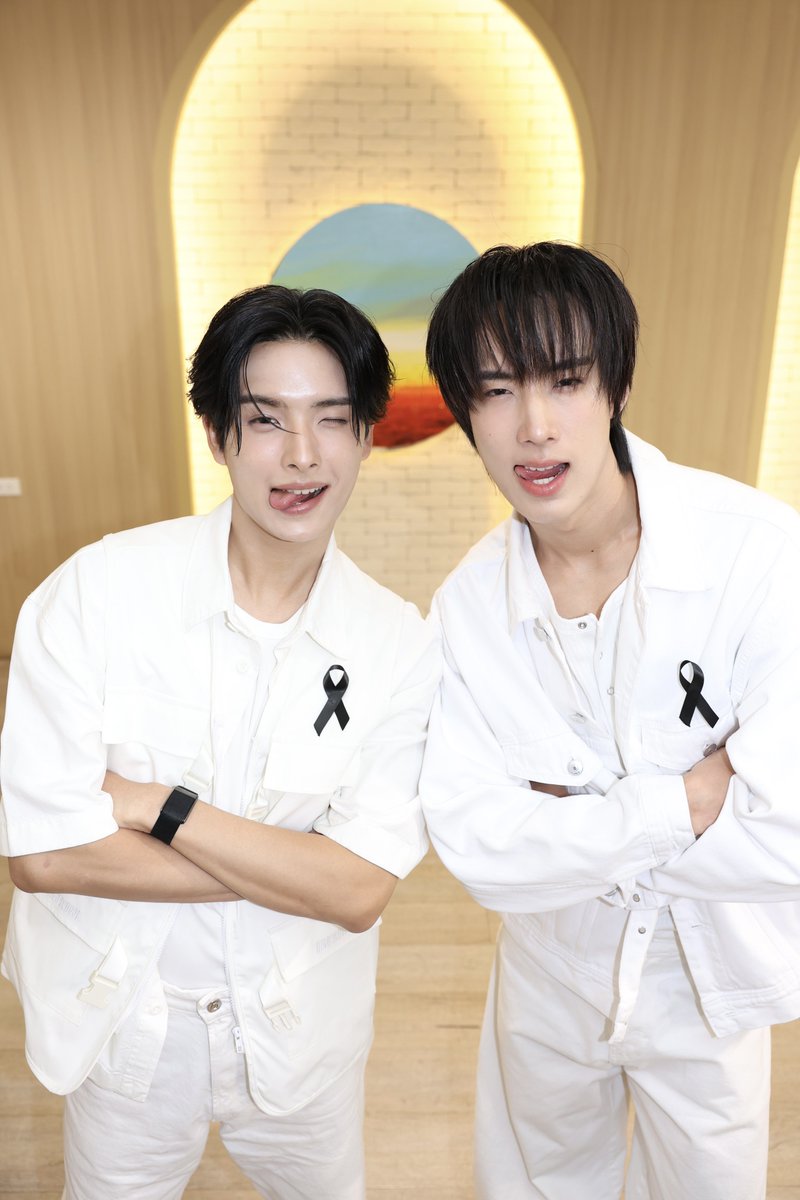_bubblybae's tweet photo. รูปที่ว่าน่ารักแล้ว พอดูเบื้องหลัง น่ารักกว่าเดิมอีก เป็นมะม๋ากับมะเหมียวที่พากันเก็บลิ้นม่ายด้ายหนิ 🐶🐱👅🤍 ! แย้วอลันแอบมีย่อตัวเขยิบไปหาขุนนิด ๆ ด้วย เอ็นดูมากจัง 185 เซน กับ 1.79 เซน อ่าโน้ะ

BUS x LINE MAN LIVE

#LINEMANถูกสุดทุกวันxBUS
#ALANpasawee #KHUNPOL https://t.co/QOQr01d2Qb