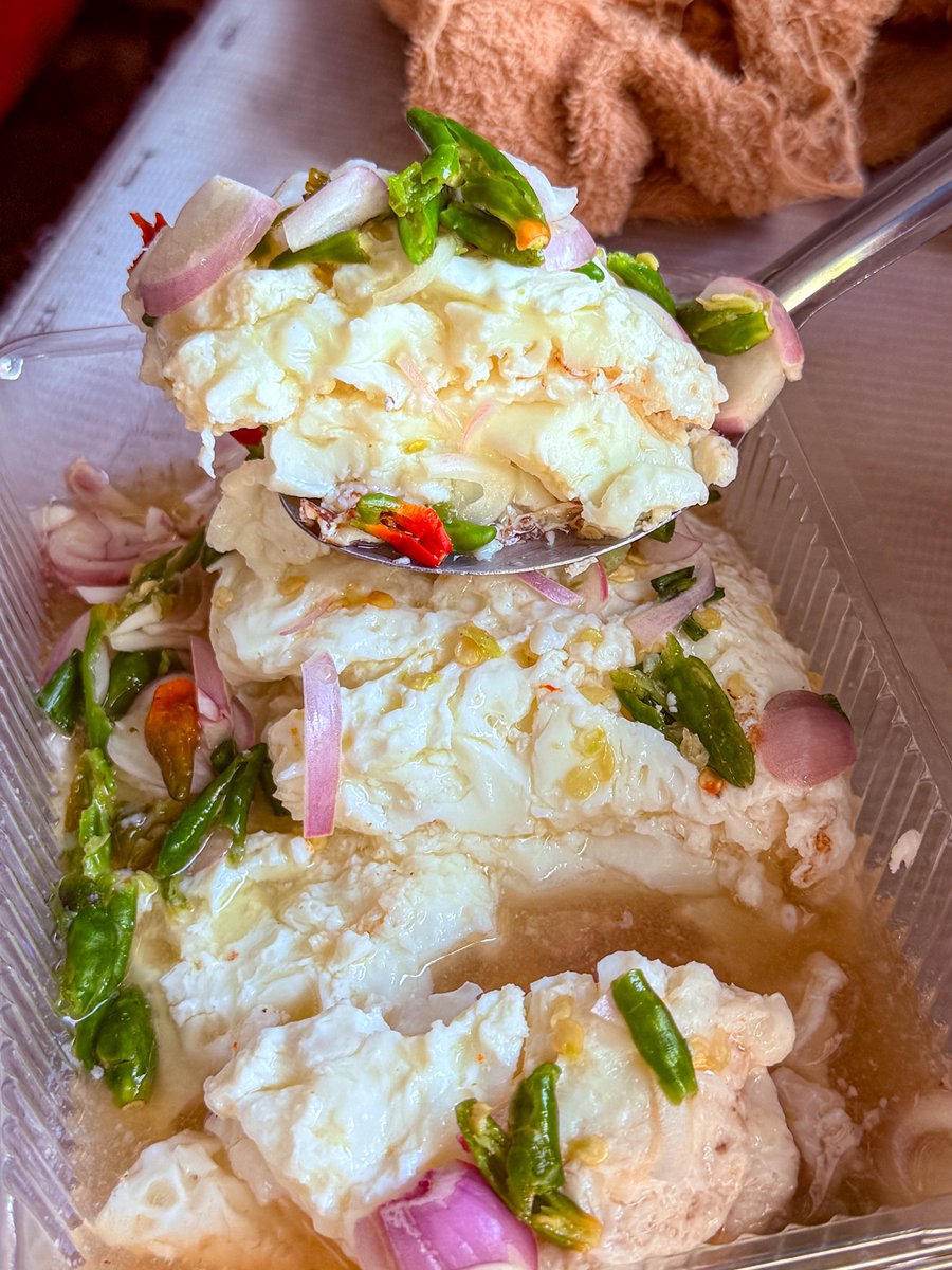kptalonlak's tweet photo. “ไข่ขาวดาวน้ำ ราดน้ำยำ” ชอบมากกกก

พลังงาน  160 Kcal 
C : 10 / P : 28 

ไข่ขาว 8 ฟอง
น้ำมะนาว 2 ลูก
น้ำปลา 1 ชต.
ไซรัป 0 แคล 1/2 ชต.
หอมแดงซอย พริกขี้หนูทุบ ต้นหอม

น้ำยำไม่ได้ซดหมดค่ะ 
อร่อยเลยล่ะ (แพรชอบกินไข่ขาว)

📍ร้านตามสั่งเจ๊หมวย บางใหญ่ นนทบุรึ

#อร่อยบอกต่อ #KPตะลอนแหลก https://t.co/3luKH70X3u