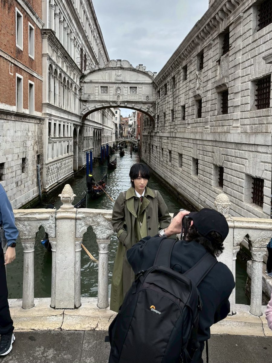 TVguidePERSON's tweet photo. #小林千晃デビュー10周年記念写真集 9/10(木)発売！

🇮🇹直筆サイン入り
https://t.co/dUzCf3UJow

🍷アクスタA付き
https://t.co/SndMCBQcgA
🍾アクスタB付き
https://t.co/73sP6G3K9n

DVD付き限定表紙版
🍝Amazon 
https://t.co/636sNOZ5it
🍕楽天ブックス
https://t.co/BCymm306Ks

#ヴェネちあき https://t.co/6cKSslmZFw
