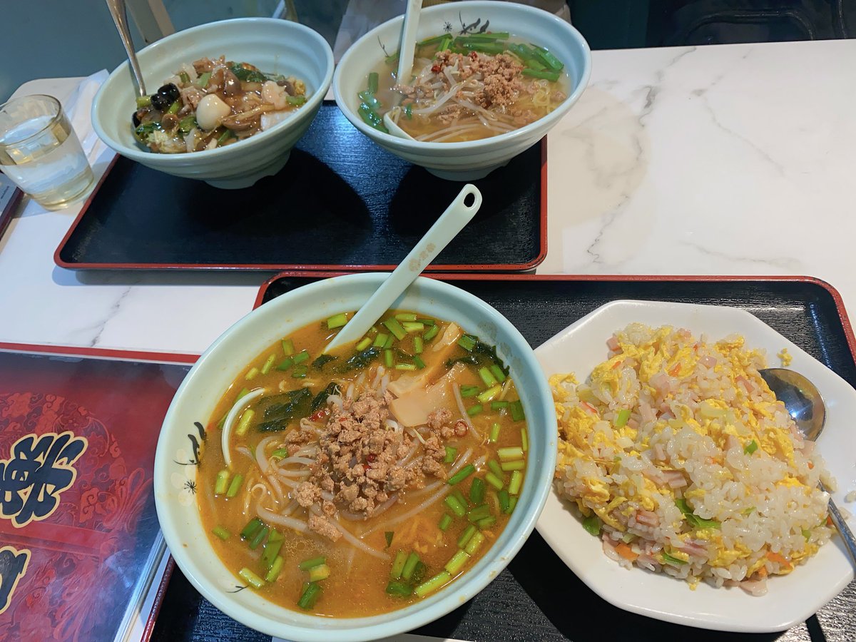 yt_liebe's tweet photo. 仕事終わりで疲れ果てた同期と君楽さんへ。私は台湾味噌ラーメンとチャーハン。お腹パンパンに。おいしかった。同期は台湾塩ラーメンと中華飯。これで1,020円。 https://t.co/cA5RRAGpnj