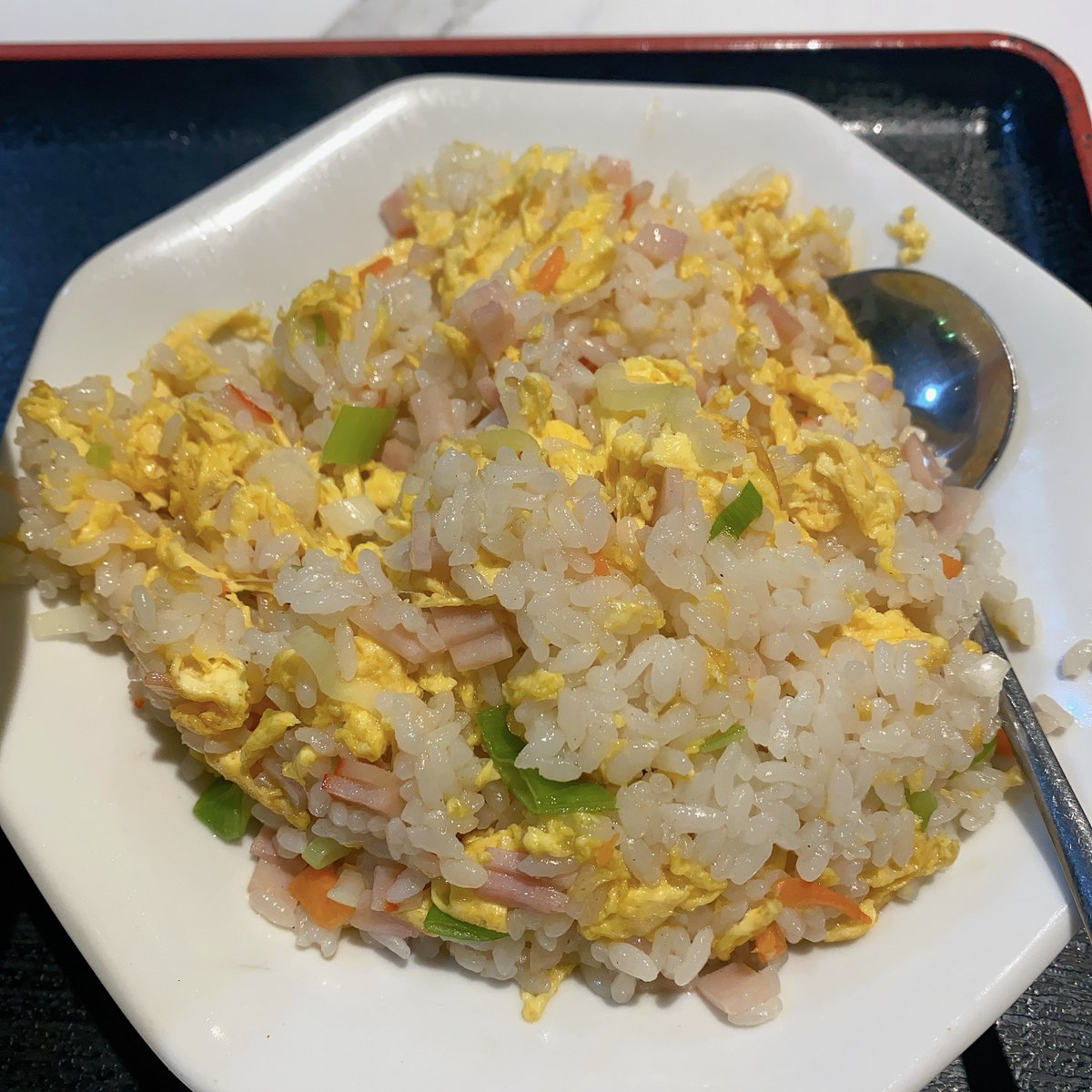 yt_liebe's tweet photo. 仕事終わりで疲れ果てた同期と君楽さんへ。私は台湾味噌ラーメンとチャーハン。お腹パンパンに。おいしかった。同期は台湾塩ラーメンと中華飯。これで1,020円。 https://t.co/cA5RRAGpnj