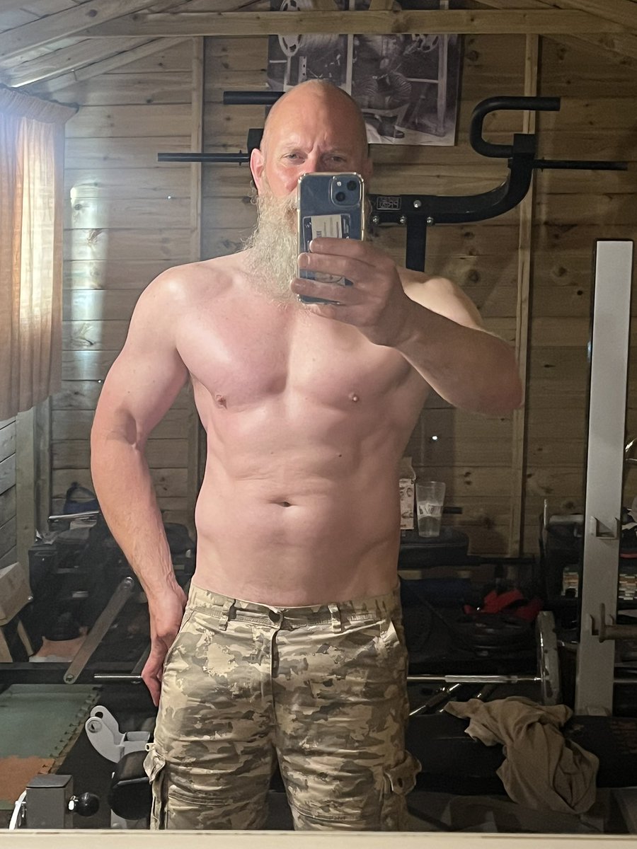 johnsand300's tweet photo. 05:00 chest & back before work — Plant King pump thick 🌱👑💪
Chest full & shoulders capped at 77kg lean. All plants, zero excuses.
Favourite chest or back move? Drop it below 👇
#PlantKing #VeganMuscle #FitnessOver50 #ChestDay #BackDay #5amClub #MorningPump #HomeGym https://t.co/GukjT8balW