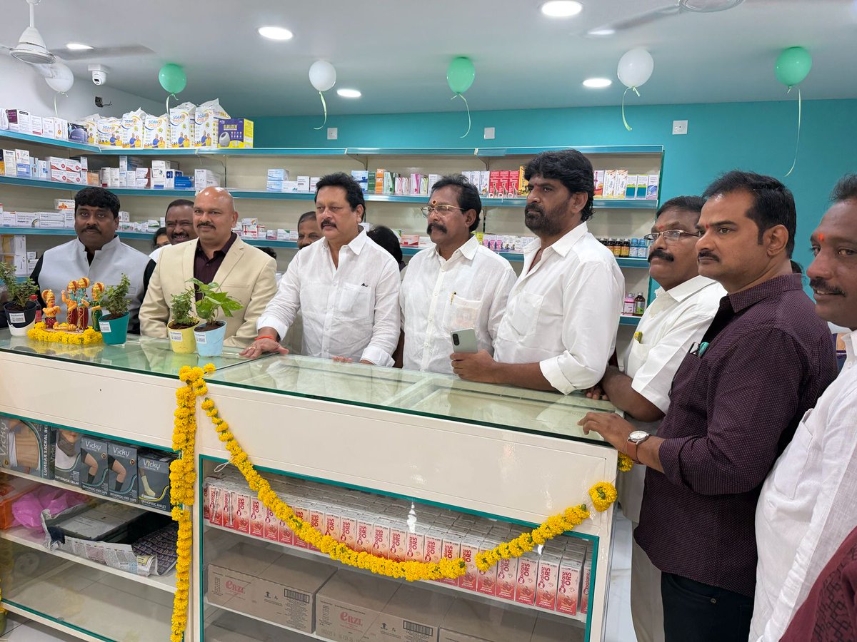 rbmetla's tweet photo. ఈరోజు అమలాపురం పట్టణం లో నూతన జనరిక్ మందుల షాపు  ప్రారంభోత్సవ కార్యక్రమంలో పాల్గొని, యాజమాన్యం వారికి శుభాకాంక్షలు తెలియజేశాను. 
#metlaramanababu #SeniorLeader #TeluguDesamParty #amalapuram #AndhraPradesh https://t.co/LQgRNmfSyr