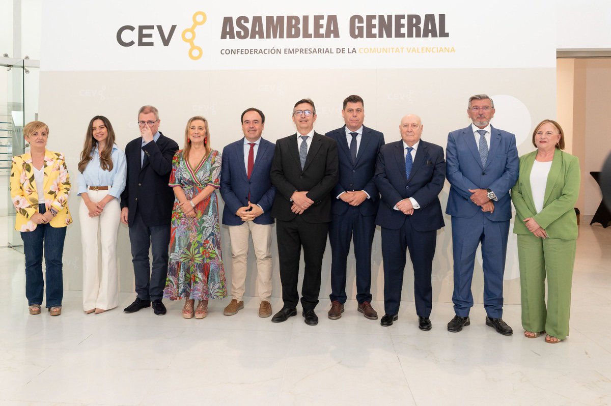 AsnavieraVlc's tweet photo. ¡Acompañamos a la @CEV_CV en su Asamblea General! 🤝

Como miembros de la Junta Directiva (@Paulacasais) y vocalías (Miguel Ruiz y Francisco Salvador), desde la ANV seguimos dando voz al sector marítimo-portuario de Valencia, Sagunto y Gandía.

¡Avanzamos juntos! ⚓ https://t.co/L7FLEeHu0S