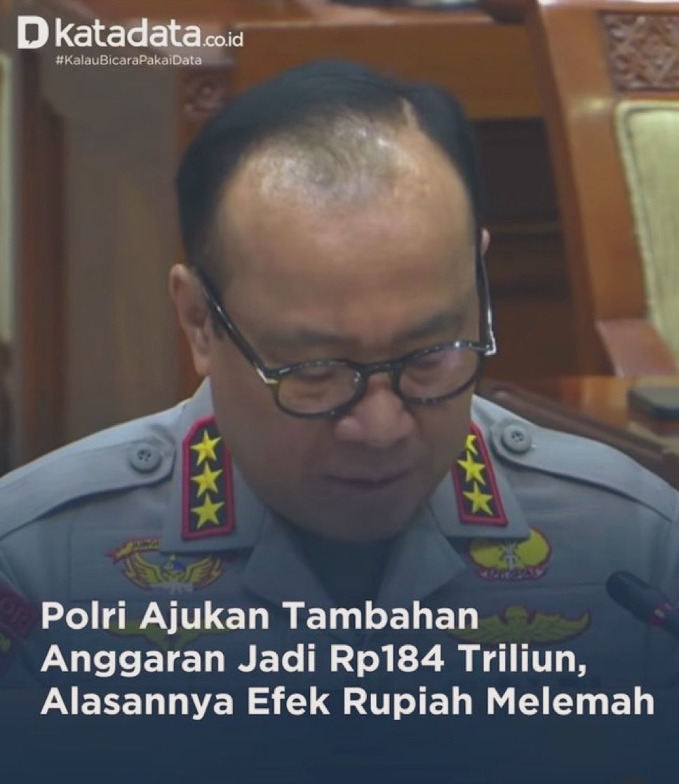 MuhadklyAcho's tweet photo. Loh, kok kena efek juga? Kan kata presiden yang pusing sama dollar cuma yang sering jalan-jalan keluar negeri aja? Apalagi polisi di daerah, aman itu, orang desa kan ga pake dollar kata pak presiden. https://t.co/PUnudmbUvd
