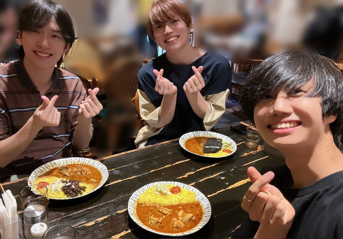 akane_shuichiro's tweet photo. お知らせ📢

#81PRODUCE 45th Birthday LIVE
『PRESENT これまで×ここから』
ブロマイド第2弾が、本日0:00から発売されます‼️

僕たち From Z の3人での写真や、各々のソロカットもありますので、ぜひゲットしてください✨️

この写真は、この前3人でカレーを食べた時のやつ🍛
おいしかった☺️ https://t.co/PyPU3qApMT