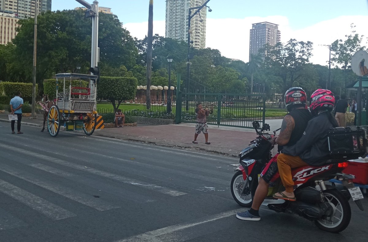 woocorgi's tweet photo. sa'n na ba 'yang bad book na 'yan, nandito na'ko sa luneta AHAHAHAHAHAH https://t.co/EXa7vpYZYk
