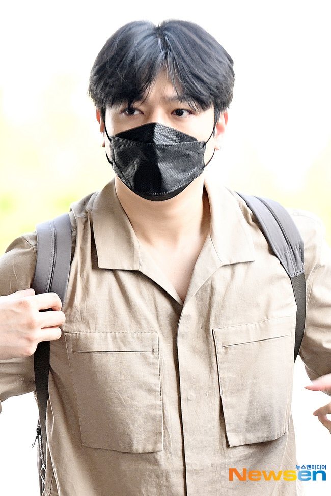 flowerybob's tweet photo. 260618 would be one my fav sungjin’s airport outfit style  🫠❤️‍🔥 https://t.co/9jKWWXACYY