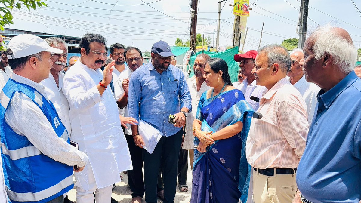 mlasriganesh's tweet photo. ఎలివేటెడ్ కారిడార్ల నిర్మాణం ద్వారా కంటోన్మెంట్ బోర్డుకు చరిత్రలో ఎన్నడూ లేని విధంగా సమకూరిన 303 కోట్ల రూపాయలను సద్వినియోగం చేసుకుంటూ చేపట్టనున్న నాలాలు, డ్రైనేజీల పునరుద్ధరణ ఎలా చేపట్టాలో ఈరోజు HMWS, కంటోన్మెంట్ బోర్డు అధికారులతో కలిసి కంటోన్మెంట్ ప్రాంతంలో క్షేత్రస్థాయిలో పర్యటించి ప్రజల నుంచి సూచనలు, సలహాలు తీసుకుని, వారి సూచనలకు అనుగుణంగా ప్రణాళికాబద్ధంగా పనులు పూర్తి చేసి భవిష్యత్తు తరాల కోసం నవ కంటోన్మెంట్ నిర్మాణం చేద్దామని అధికారులకు చెప్పడం జరిగింది. 

#mlasriganesh #Cantonment #SriGanesh #PrajaPalana #SecunderabadCantonment