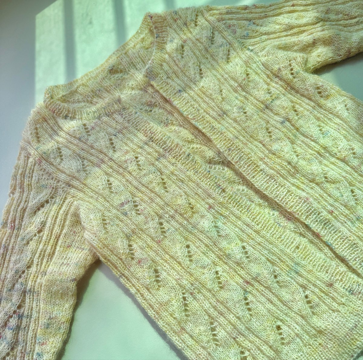 knit_gamjya's tweet photo. 26.06.09 밀키웨이가디건 FO(단추달기전)

🧶새틴 알파카 모헤어 크림 1합, 올디브 캔디 파우더 lace

색도 너무 마음에 들고
역대급 예뻐
아직 단추를 못사서 단추를 못달았지만
가을이나 봄에 입으면 진짜 너무 예쁠듯
가을 오기전까지 살 좀 빼면 더 예쁘게 입을 수 있을 것 같은데 쉽지 않네🤣 https://t.co/KDaKND4qXn