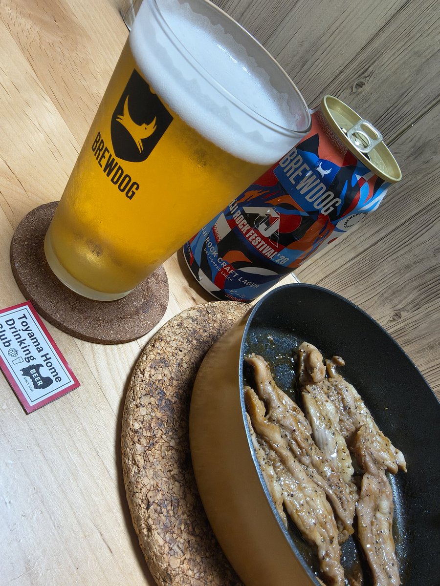 Kk8CrgA78dAvvYN's tweet photo. 念願のブリュードッグ×フジロックラガーで乾杯です🍻
ブリュードッグさんらしい味の飲みやすいラガーになっていて良き感じです✨️
味付けセセリ肉を相棒に晩酌時間のスタートです😊
せっかくだし、フジロックに出演した羊文学のライブ映像でも見るかな？

#X晩酌部
#ブリュードッグ
#フジロック https://t.co/cygzNjIe7D