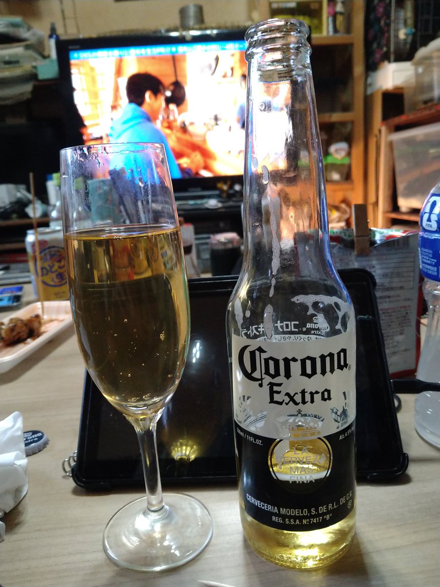 0719Minmin's tweet photo. 昨日を抜きにして3日間ぐらい初めてのビールを飲んでみた
やっぱコロナビールの方が飲める気がする
他も飲めなくは無いけどねw
コロナの方が味が薄いしw
ライムを入れるともっとオシャレ
たまにはコロナもいいかも https://t.co/kHPizmBThM
