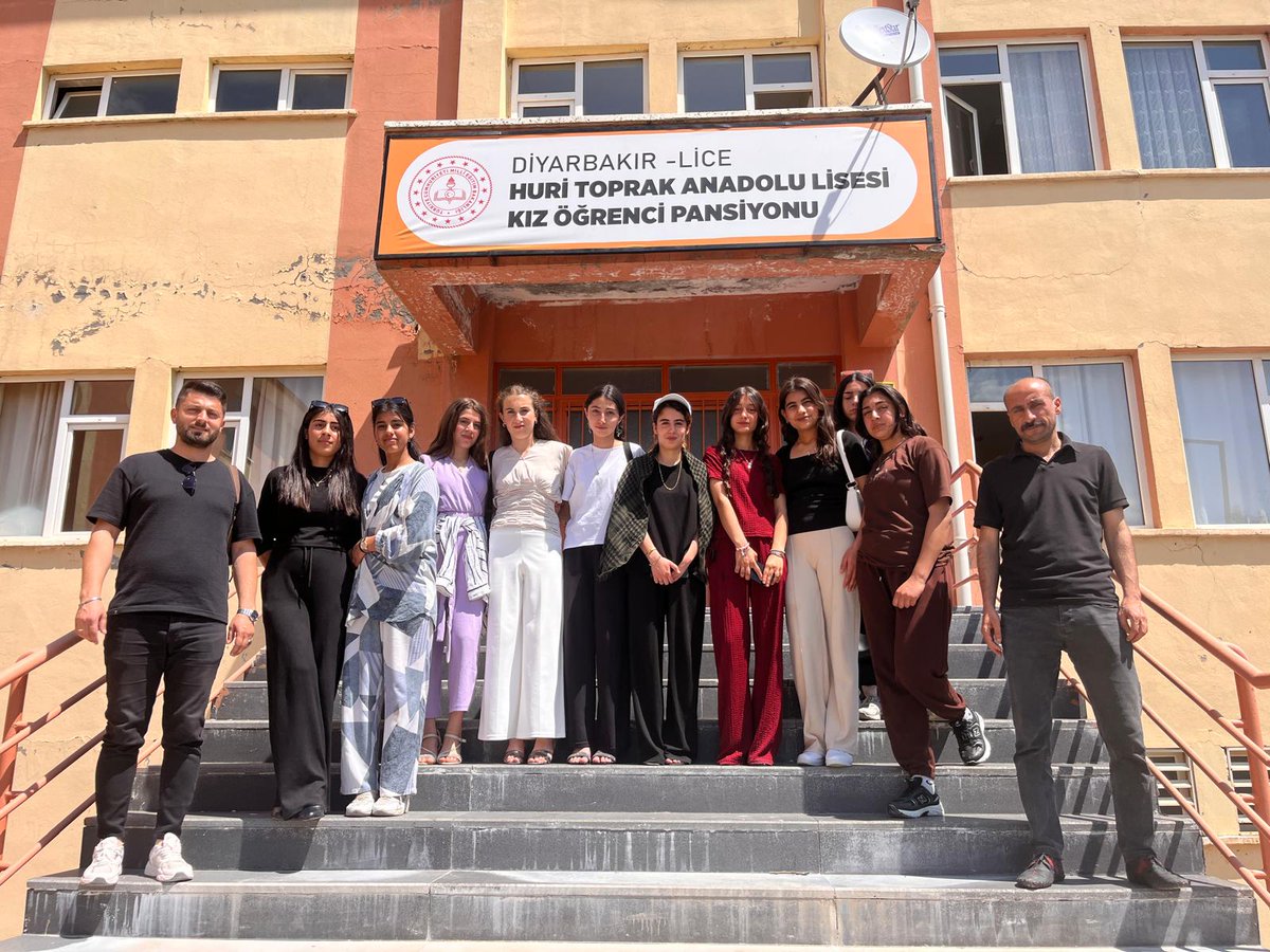 HuritToprakAL21's tweet photo. Pansiyon Tanıtımı kapsamında Yaprak Ortaokulu'nun kıymetli idarecileri ve sevgili öğrencilerini ağırladık. 
Bu çerçevede öğrencilerimizle pansiyon gezilerek bilgilendirilme yapıldı. @TC_Lice @Diyarbakirmem  @licemem21 @mebpgm https://t.co/pTPrBp3kW1