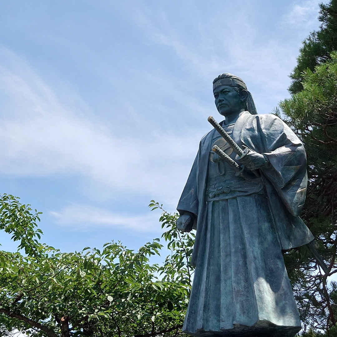 Tomoko8823's tweet photo. 土方歳三様は日野市のご出身だそうで高幡不動で新選組まつりやってるのね。
オーディションで毎年パレードに出る新選組のメンバーを決めているそうです。
今年の土方歳三さまはこちらの方。
可愛いから女の子かも？
（銅像以外の画像は日野市と観光協会の公式HPよりお借りしました）
#ひの新選組まつり https://t.co/TLGcUxXMAY