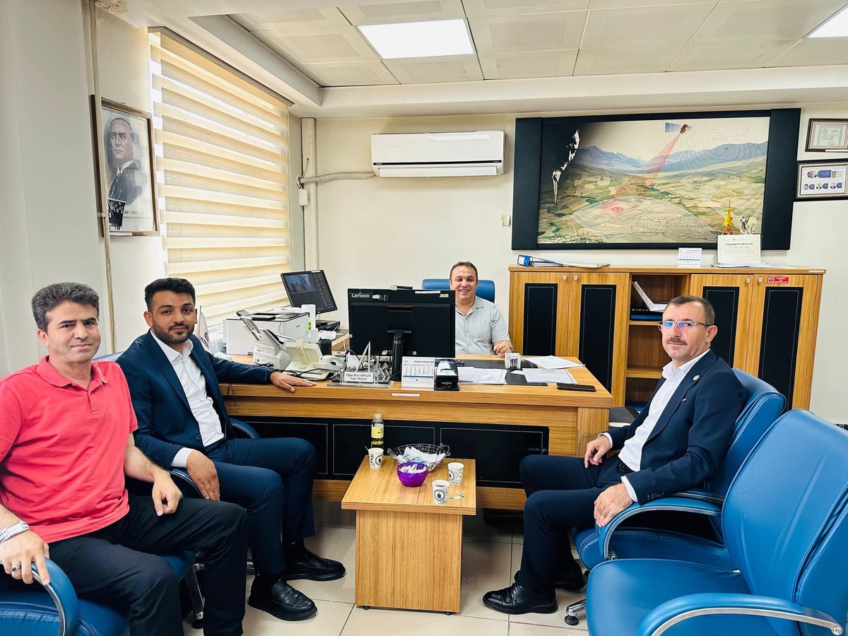 HudaParidil's tweet photo. İlçe Başkanımız Sayın Asım Özalp ve beraberindeki heyet, İdil Tapu Müdürü Sayın Oğuzhan Sincin'i makamında ziyaret etti.
Misafirperverliği, ilgi ve alakaları dolayısıyla Sayın Oğuzhan Sincin'e teşekkür eder, çalışmalarında başarılar dileriz.
#idil 
#HÜDAPAR
#Tabu 
#Hizmet https://t.co/69K07J9WvT