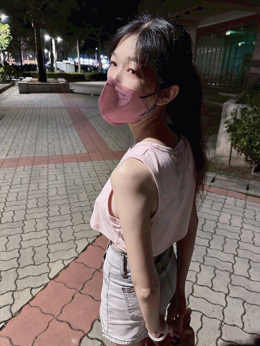 Viviispj's tweet photo. 💗 嘉義人妻夜拍日記 #1

深夜11點。

粉色背心、白色短褲。

沒有安排地點，
沒有刻意擺拍。

只是路過一盞剛剛好的路燈。

有時候最喜歡的照片，
反而是最隨手拍下來的那張。

你比較喜歡回頭看人��我，
還是抬頭看人的我？😳 https://t.co/fWfv87PLLA