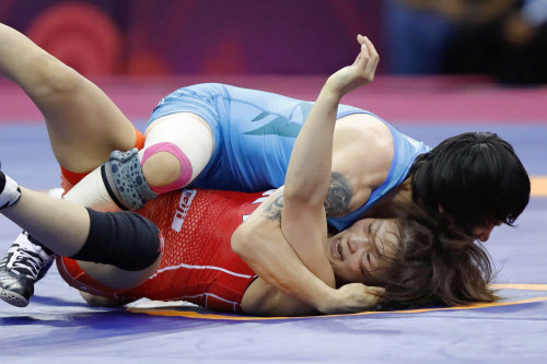 Samon36125528's tweet photo. @l3osQbTDUSKbInn 素直に彼女に押し倒されろ https://t.co/uDSfxnMEOT