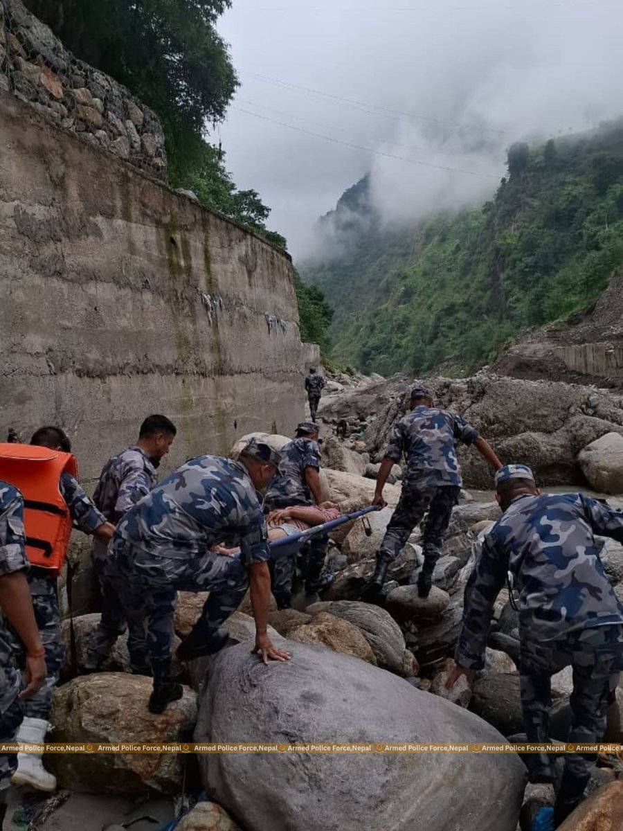 APF_Nepal's tweet photo. असार ४ गते सिन्धुपाल्चोक जिल्लाको भोटेकोशी गाउँपालिका–२ लार्चास्थित भोटेकोशी नदिले बगाएर बिच ढुङ्गामा अड्कीएका व्यक्तिको बीओपी तातोपानीले सकुशल उद्धार गरेको छ । #APFNepal #peacesecuritycommitment #Armedpoliceforce #सशस्त्रप्रहरीबल #securityforcenepal #rescue #apfdeepdiving https://t.co/uwlRdQq6uf