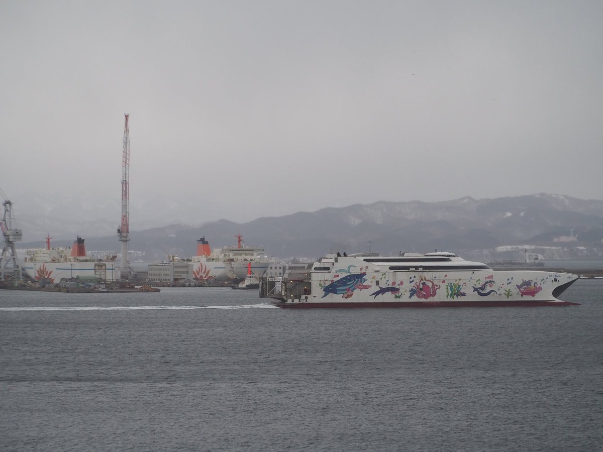 ferry_unknown's tweet photo. #船が3隻入ってる写真をあげよう https://t.co/n7QU4lh99D