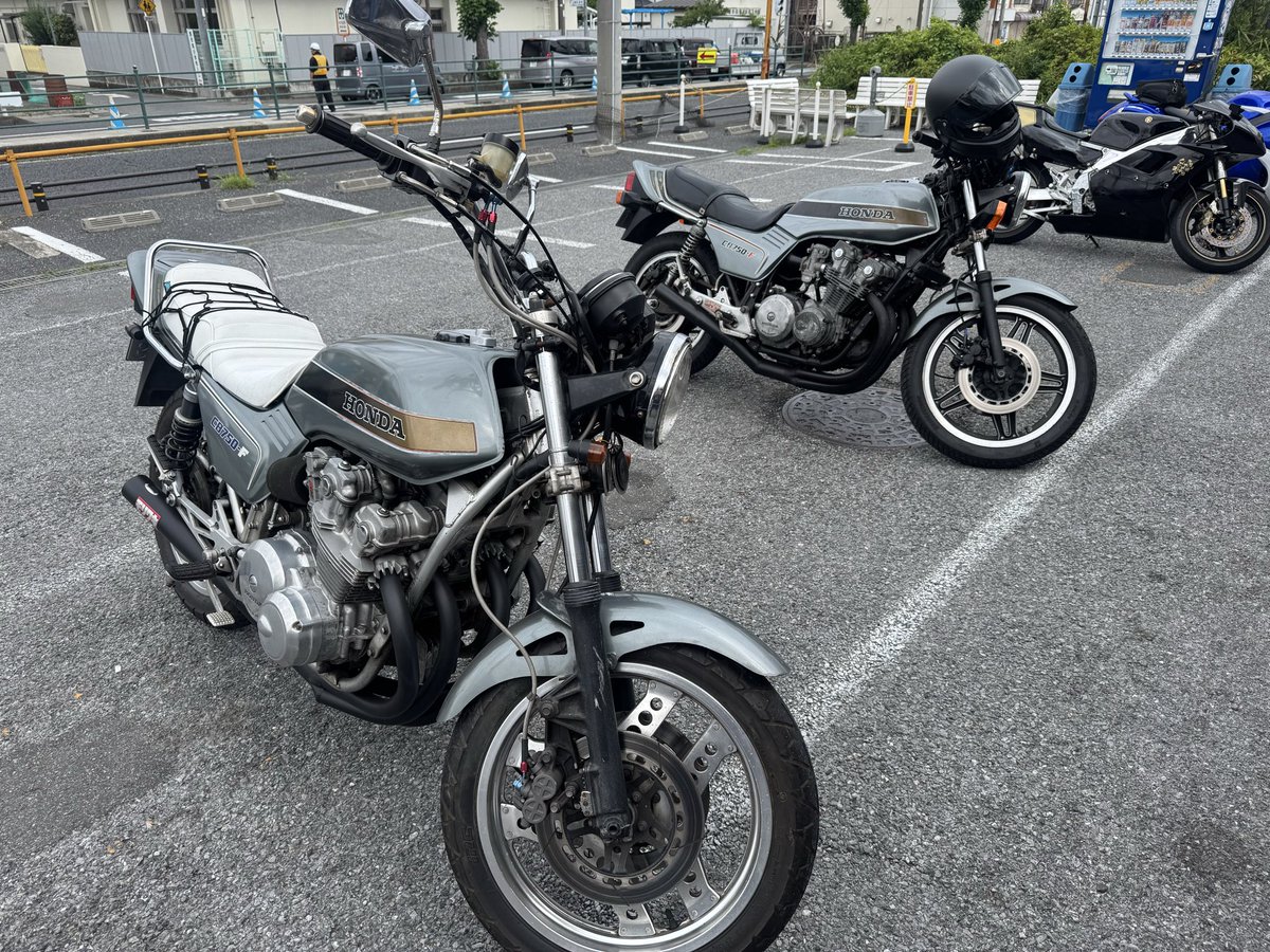 kyoktn719's tweet photo. 午後から晴れたのでちょっとライコまで!
キャブ触っては走ってを繰り返してようやく途中で調子崩す事なく走りきれた☺️
次はもうちょっと距離伸ばして見ようかな!
そしてライコではまさかの同色のFBと遭遇👀
オーナーさんともお喋りしてきました🏍🏍
#CB750F #CB750FB https://t.co/ePOF2AxpSb
