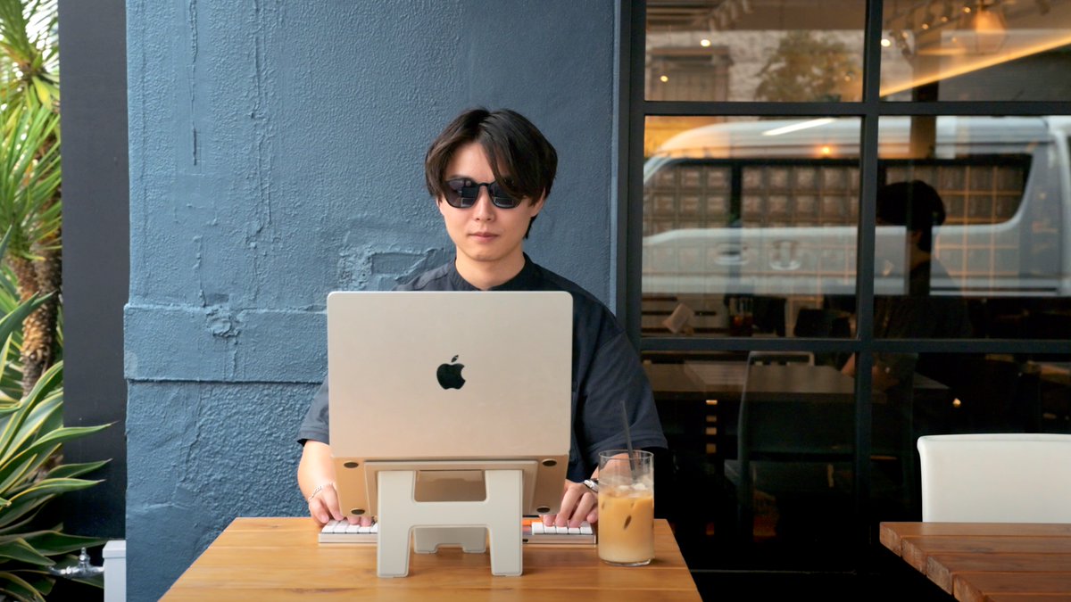infoNumber333's tweet photo. 【drip新商品発売！】 

本日、独自の構造でノートPCを"浮かせて"画面の高さを大きく上げる薄型スタンド「UUUK（ウーク）」を発表、販売開始しました！ 

ちょと珍しい、こんな人のために作ったスタンドです！

・常に目線を上げて快適に作業したい
・外部ディスプレイとノートPCの高さを揃えたい
・お気に入りのキーボードやマ���スをベスポジで使いたい
・サカナクションみたいな気分でMacを使いたい

PC背面に付けられてここまで高さが出せるスタンドはなかなかないと思いますのでぜひ試してほしいです！自信作！