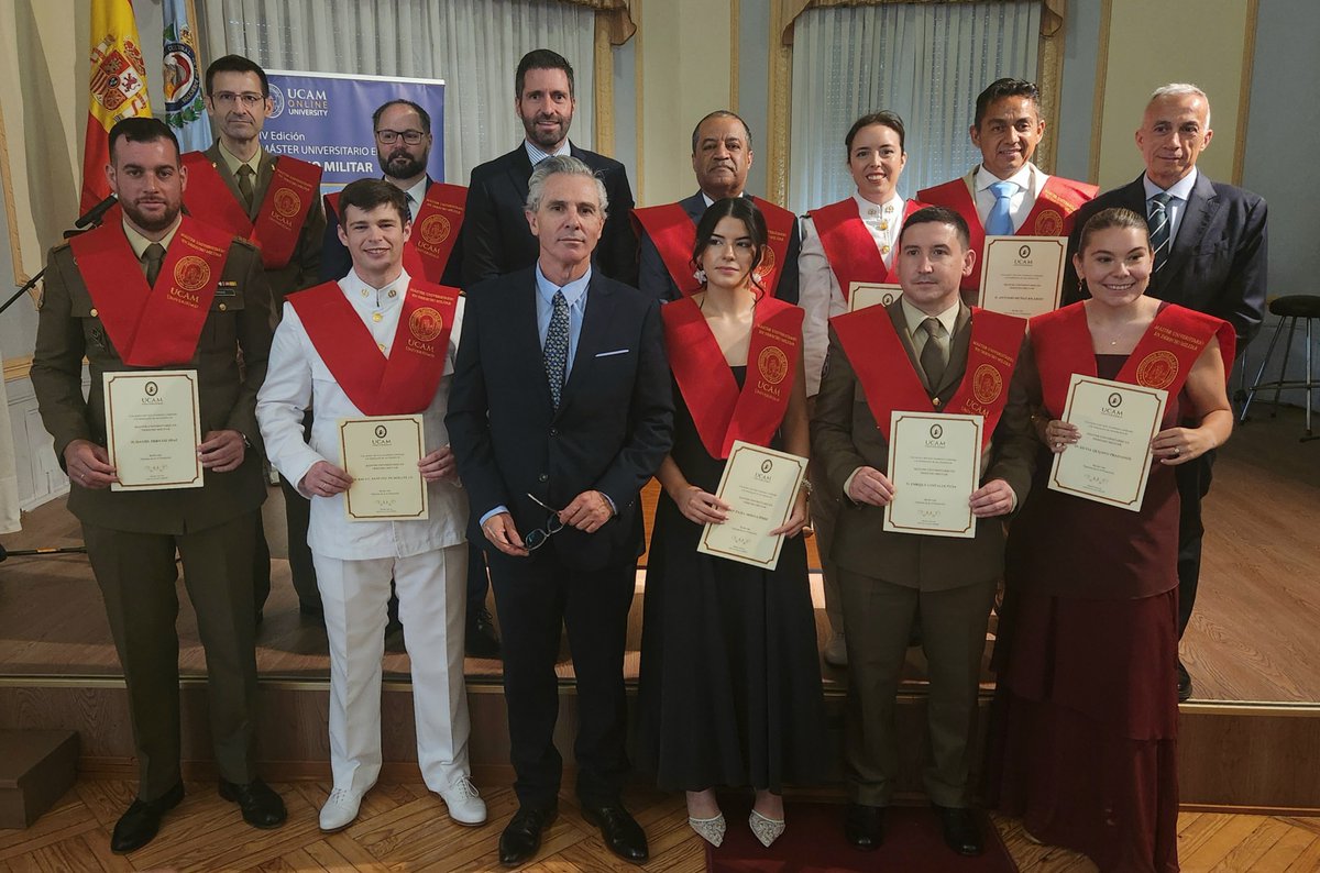 UCAM's tweet photo. 🎓 La UCAM ha celebrado en Madrid la graduación de la X promoción del Máster Universitario en Derecho Militar, el primer máster oficial de España en esta especialidad.

📍 El acto tuvo lugar en el Centro Cultural de los Ejércitos y contó con la presencia de Pablo Blesa, vicerrector de Relaciones Internacionales de la UCAM, junto a destacadas autoridades del ámbito jurídico-militar.

👨‍🎓 Un total de 35 alumnos han obtenido su título, entre ellos un subteniente del Ejército de Brasil que recorrió más de 8.000 kilómetros para asistir a la ceremonia.

⚖️ Tras diez ediciones, este programa, impartido online por integrantes del Cuerpo Jurídico Militar, ha formado ya a más de 300 profesionales, consolidándose como la referencia nacional e internacional en Derecho Militar.

ℹ️ https://t.co/w1GWME1FgO