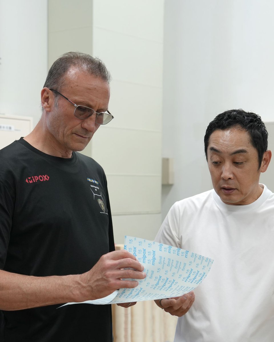mipox_official's tweet photo. 今週末のLSTA富士戦を前に、VSRの監督・オーナーであるVincenzo Sospiri氏が鹿沼本社に来場✨
自動車関連の研磨フィルムの製造現場など、当社の「塗る・切る・磨く」のモノづくり現場を熱心に見学される姿が印象的でした😍
現在開幕4連勝中🏆明日からの富士戦も頑張れVSR!
#Mipox #VSR #Lamborghini https://t.co/6WXEfuzoHu