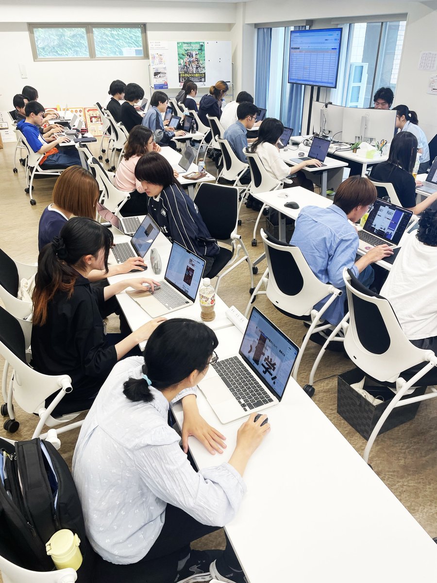 graphicdesignkd's tweet photo. 授業風景。既存サイトのデザイントレースの課題です。Figmaというデザインアプリを使用します。一人ひとり、先生からアドバイスをもらい、ときには近くの友人と意見を交換しながら課題を進めています。 https://t.co/0CbOorZkMm