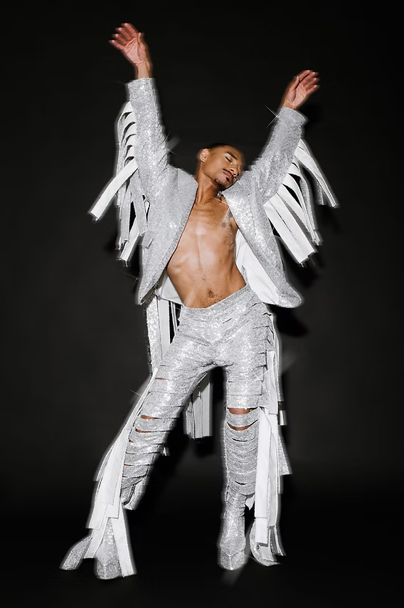blackishpress's tweet photo. In an interview with Carlos King, Durand Bernarr discusses the debate surrounding "fem tops" in the gay community and speaks about his own experience.

"I've had a guy tell me, as far as us being intimate, that he couldn't see me, penetrating him. Like, 'you ain't gonna be throwing no glitter on my back.' Whoa, glitter? Really? It's like, it's the constant attack on who you are as a person. They are seeing you as one way, thinking that would translate in this area. It's not always the case, but we have, we're obsessed with this fantasy."

And he knows where all this comes from

"The hatred of women and anything feminine doesn't mean you're not sexually attracted to them. It just means that you do not, as a person, you don't view or value them as a human being. Or it's like, we need somebody manly because anything girly, I don't like that. You can't satisfy me. That's not just, it's just my preference. No, it's not just preference."

🔗https://t.co/BGf7KezzLv