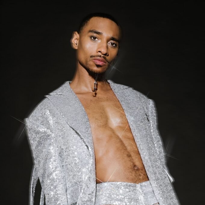 blackishpress's tweet photo. In an interview with Carlos King, Durand Bernarr discusses the debate surrounding "fem tops" in the gay community and speaks about his own experience.

"I've had a guy tell me, as far as us being intimate, that he couldn't see me, penetrating him. Like, 'you ain't gonna be throwing no glitter on my back.' Whoa, glitter? Really? It's like, it's the constant attack on who you are as a person. They are seeing you as one way, thinking that would translate in this area. It's not always the case, but we have, we're obsessed with this fantasy."

And he knows where all this comes from

"The hatred of women and anything feminine doesn't mean you're not sexually attracted to them. It just means that you do not, as a person, you don't view or value them as a human being. Or it's like, we need somebody manly because anything girly, I don't like that. You can't satisfy me. That's not just, it's just my preference. No, it's not just preference."

🔗https://t.co/BGf7KezzLv