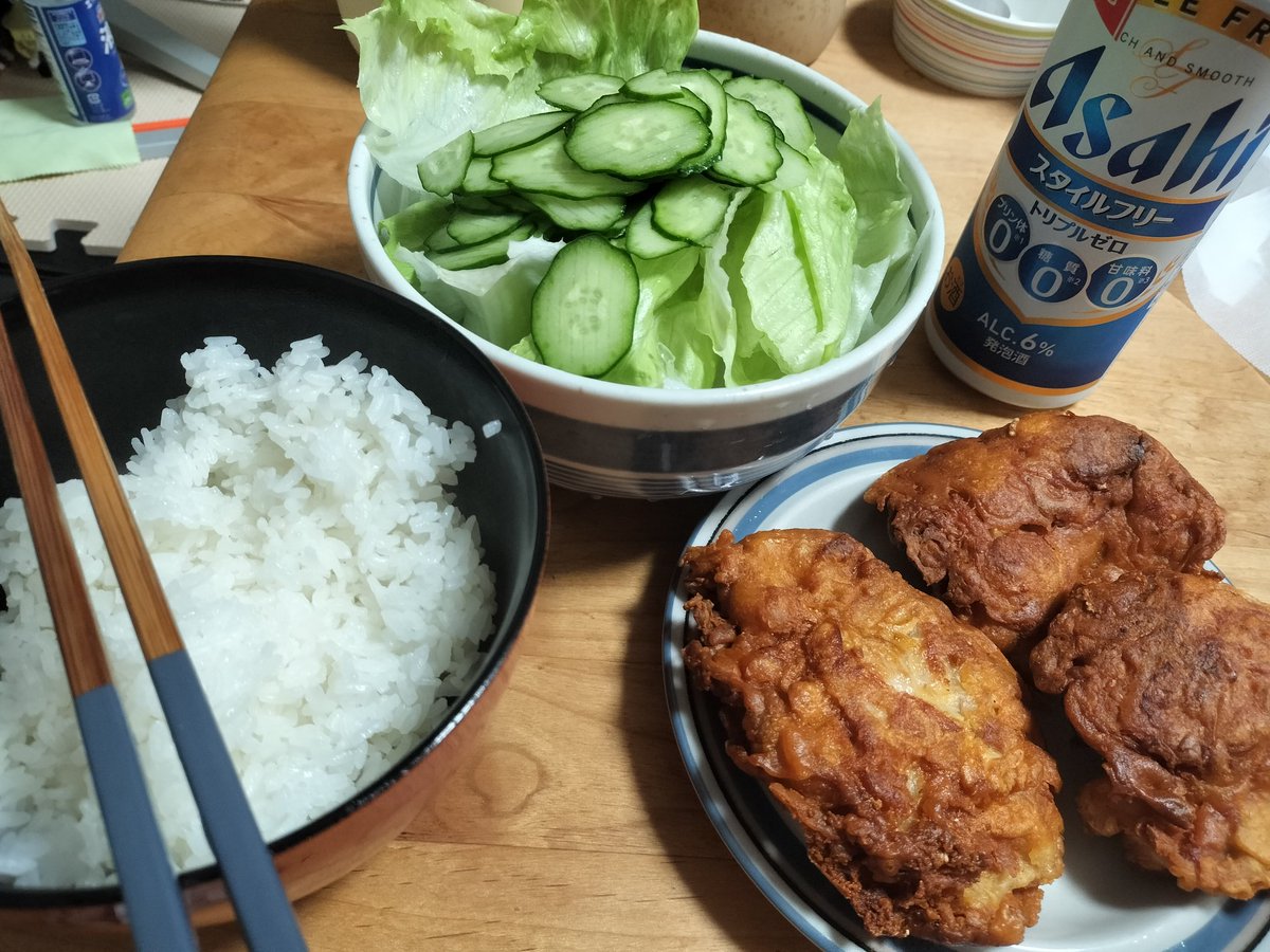 8zip3's tweet photo. youtube見てたら唐揚げ大盛りの動画出てきて食べたくなったので唐揚げ大盛りに健康気にしてグリーンサラダ🥗🥺
女神様から頂いたビールもプリン体ゼロだし飲んでもいいよね🥹
女神様いつもありがとうございます🙇‍♀️
今日1食目だから大盛りにしたけど食べ過ぎて気持ち悪い🤢
これが贅沢って奴か…😭 https://t.co/OnY0uUla5s
