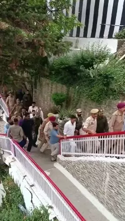 NewsDeshbandhu's tweet photo. कड़ी सुरक्षा के बीच "अक्षय कुमार" ने किये वैष्णो देवी मंदिर में पूजा पाठ
https://t.co/VveizB9rPp
#DeshbandhuNews
#AkshayKumar #VaishnoDevi #TightSecurity #WorshipAndPrayers #JammuKashmir #TrikutaHills https://t.co/N07iUXUG55