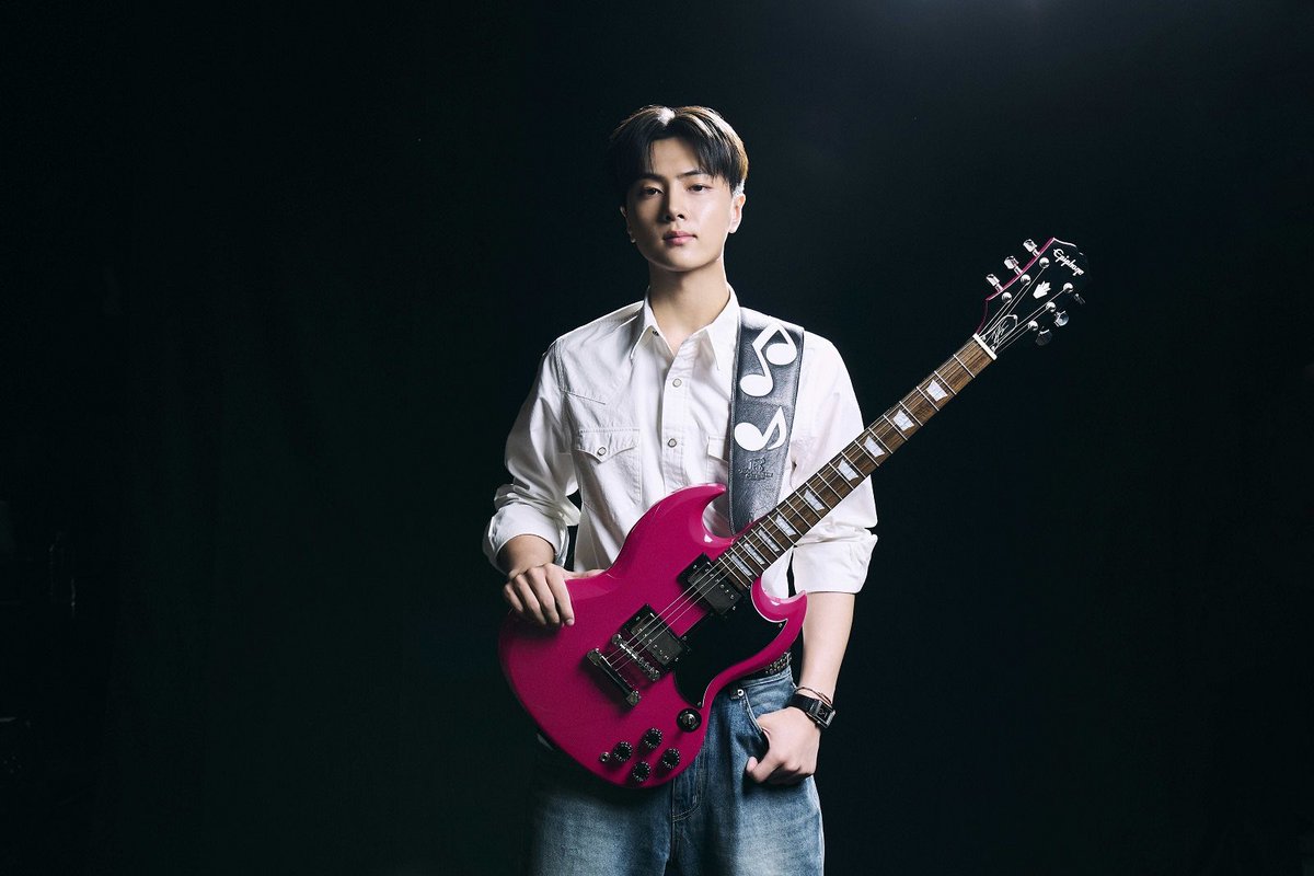 npomvtt's tweet photo. Jay (ENHYPEN) fez parceria com a Epiphone para criar e lançar a guitarra Epiphone Jay “Raoul” SG Tribute Plus.

Jay selecionou pessoalmente o acabamento brilhante na cor Rubine Red. Sua assinatura está impressa na tampa do tensor e a placa na junção do braço é gravada com os logotipos de Jay e da Epiphone.