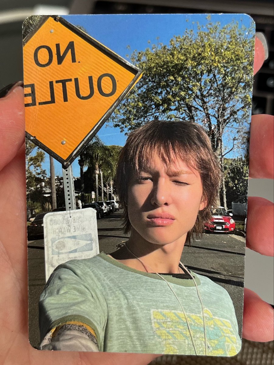 Valerik_0804's tweet photo. оце канєшна придумали 
але відчула трохи ностальгії з поповняшками, коли стирали захисний шар для поповнення телефону 

👀цікаво, що такий прикол в альбомі людей, які ніколи не знали про поповняшки (загалом певно як і вся Азія, бо я хз де те були схожі приколи) https://t.co/ohIi0DkVuw