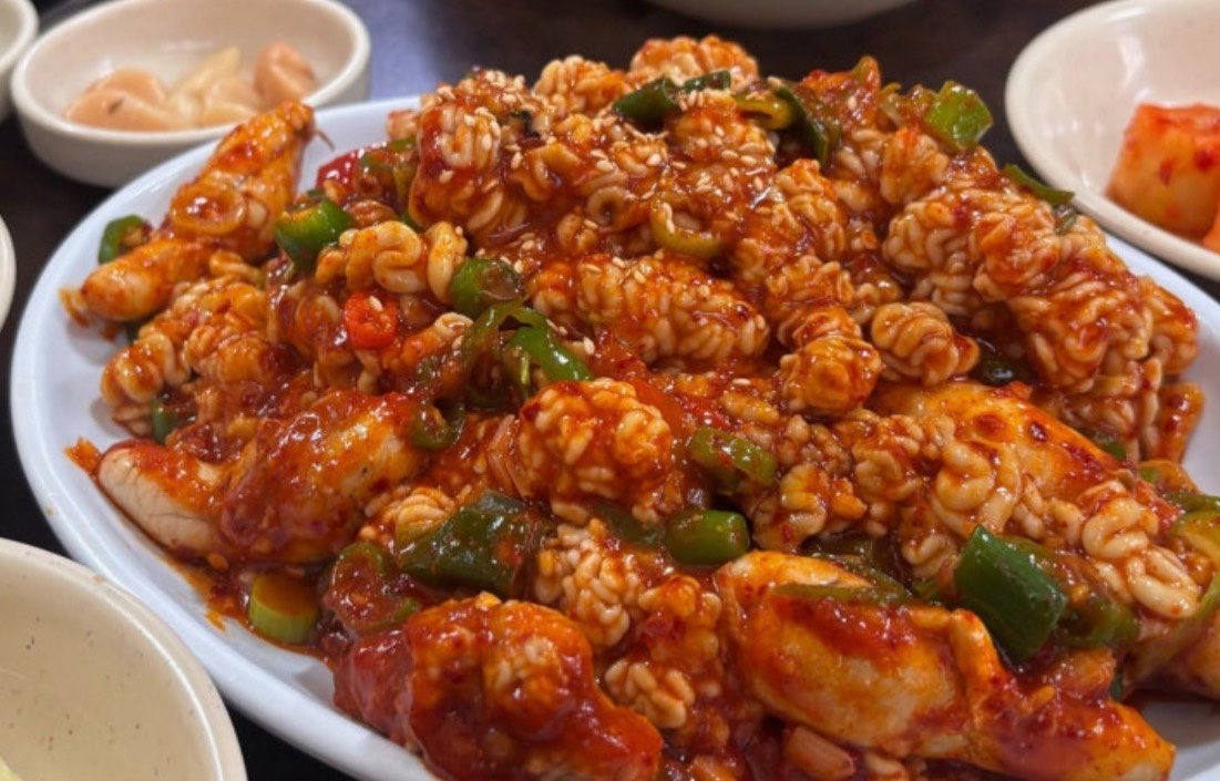 hmmmmmm1458's tweet photo. 아 졸라 맛있겠다…. 

종로에 있는 노포식당인데 여긴 사장이 불친절하다고 리뷰가 많길래 추천은 패쓰

그냥 저렇게 알이랑 고니만 들어있는거에 소주 한잔 하고싶은데 맛집은 어딜까…? https://t.co/AnWMyyVMes