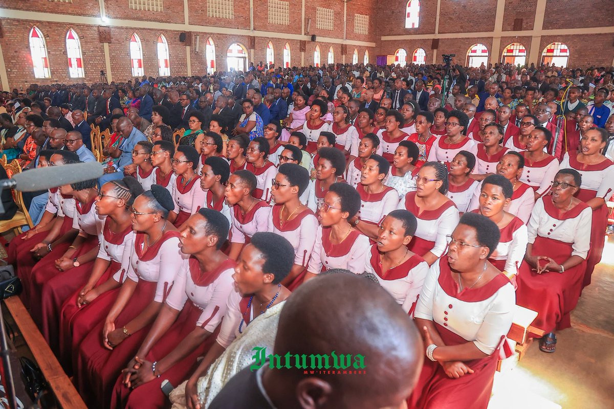 IntumwaNews's tweet photo. 🔴#Burundi : Début d'une prière d’action de grâce pour les six ans au pouvoir du Président Evariste Ndayishimiye.
La prière d’action de grâce organisée par la famille du Président de la République du Burundi, Évariste Ndayishimiye, ont débuté jeudi le 18 Juin 2026,dans la province de Buhumuza, commune de Muyinga, à l’occasion des six années passées à la tête du pays.
Cette prière, prévue du 18 au 20 juin 2026, se déroule au stade Umuco de Muyinga. Elle a été ouverte par une messe d'action de grâce célébrée à la cathédrale Notre Dame de Lourdes du diocèse de Muyinga. Cette célébration eucharistique a été présidée par Mgr Joachim Ntahondereye, évêque du diocèse de Muyinga, assisté de Mgr Blaise Nzeyimana, évêque du diocèse de Ruyigi.
Dans son homélie, Mgr Joachim Ntahondereye, s’appuyant sur l’Évangile selon Saint Matthieu, a salué les dirigeants du pays pour avoir placé Dieu au centre de leurs actions. Il les a exhortés à accueillir et à servir Dieu avec sincérité, à demeurer unis à Lui par la prière, à faire preuve d’humilité et à œuvrer constamment pour le bien-être des citoyens qu’ils dirigent.
Cette prière d'action de grâce organisée par la famille présidentielle est placée sous le thème : « Un véritable dirigeant sait trouver des solutions aux problèmes de ceux qu’il dirige. »