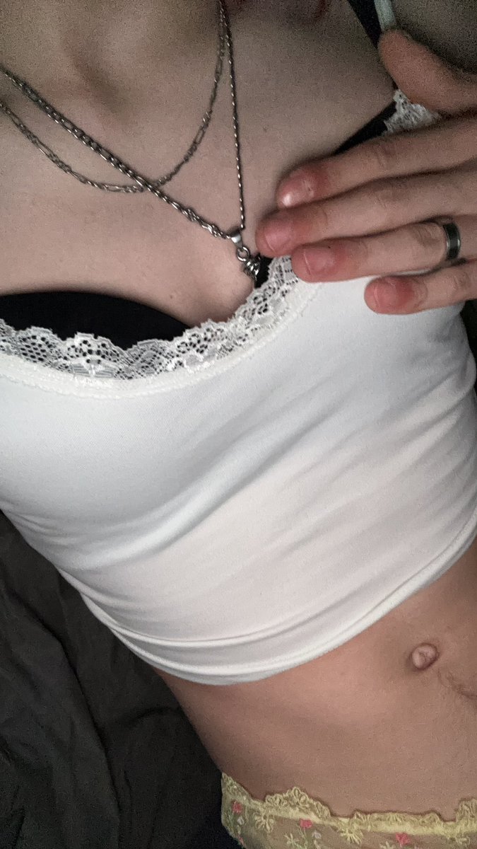 Helenasrxu's tweet photo. Bon mes ptits chats j’ai vraiment envie de vous martyriser aujourd’hui donc venez dm de mommy vous faire casser votre cerveau de gooner 

offrande de 10€ obligatoire ‼️

#soumis #findom #atm #moneyslave https://t.co/FJ2WprgBAY