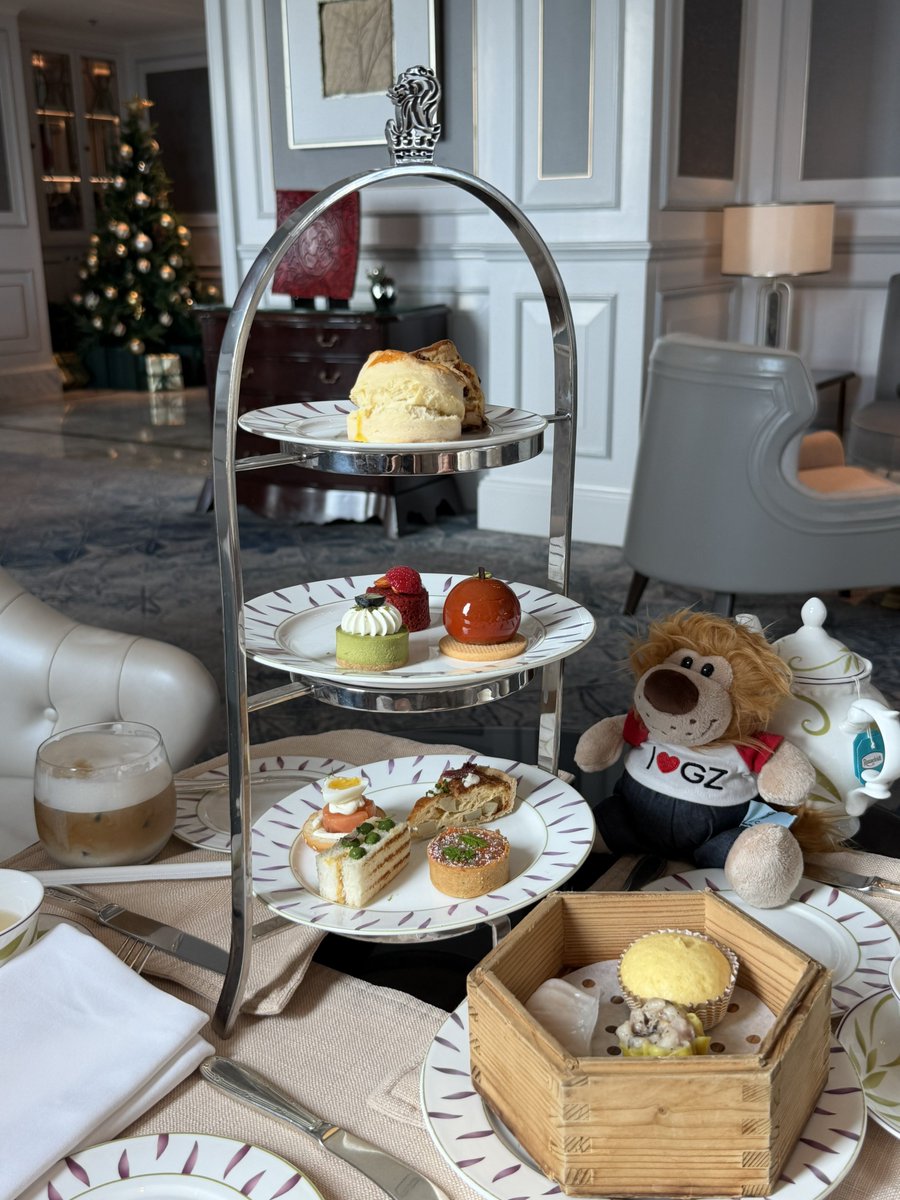 marriottkaiwai's tweet photo. 🦁リッツカールトンのクラブラウンジのアフターヌーンティーは本当にクオリティーが高いです。1枚目からリッツカールトン深圳、リッツカールトン広州、リッツカールトン海口、リッツカールトン三亜です。過去中国のリッツカールトンには10ヶ所以上宿泊しましたが、全てスイートアップグレード。朝食も必ずメインダイニングのレストランでいただくこともできます。ウェルカムアメニュティーも充実しててHoteluxで予約するとダイニングクレジットが付いてきます。

私はリッツカールトンライオン🦁を集めています。日本のリッツカールトンライオンとは結構違いますよね
リッツカールトンライオンは基本的に買う必要あります。大体200元前後です。

日本でリッツカールトン泊まるのはクラブフロアだと10-20万ほどしますが、中国なら1番高い上海浦東でも10万以下、ほとんどの都市では5万円前後です。ポイントなどをうまく活用してリッツカールトン巡りするのは楽しいですよ〜。
ちなみに今年は北京に3軒目となるリッツカールトン北京北ができる予定です。