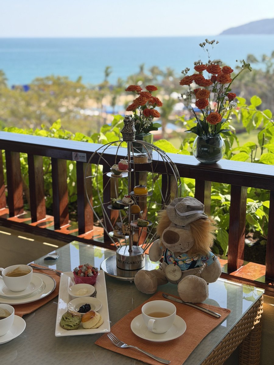 marriottkaiwai's tweet photo. 🦁リッツカールトンのクラブラウンジのアフターヌーンティーは本当にクオリティーが高いです。1枚目からリッツカールトン深圳、リッツカールトン広州、リッツカールトン海口、リッツカールトン三亜です。過去中国のリッツカールトンには10ヶ所以上宿泊しましたが、全てスイートアップグレード。朝食も必ずメインダイニングのレストランでいただくこともできます。ウェルカムアメニュティーも充実しててHoteluxで予約するとダイニングクレジットが付いてきます。

私はリッツカールトンライオン🦁を集めています。日本のリッツカールトンライオンとは結構違いますよね
リッツカールトンライオンは基本的に買う必要あります。大体200元前後です。

日本でリッツカールトン泊まるのはクラブフロアだと10-20万ほどしますが、中国なら1番高い上海浦東でも10万以下、ほとんどの都市では5万円前後です。ポイントなどをうまく活用してリッツカールトン巡りするのは楽しいですよ〜。
ちなみに今年は北京に3軒目となるリッツカールトン北京北ができる予定です。