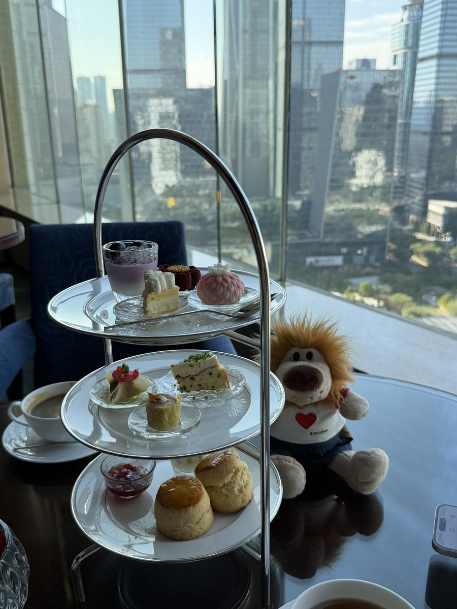 marriottkaiwai's tweet photo. 🦁リッツカールトンのクラブラウンジのアフターヌーンティーは本当にクオリティーが高いです。1枚目からリッツカールトン深圳、リッツカールトン広州、リッツカールトン海口、リッツカールトン三亜です。過去中国のリッツカールトンには10ヶ所以上宿泊しましたが、全てスイートアップグレード。朝食も必ずメインダイニングのレストランでいただくこともできます。ウェルカムアメニュティーも充実しててHoteluxで予約するとダイニングクレジットが付いてきます。

私はリッツカールトンライオン🦁を集めています。日本のリッツカールトンライオンとは結構違いますよね
リッツカールトンライオンは基本的に買う必要あります。大体200元前後です。

日本でリッツカールトン泊まるのはクラブフロアだと10-20万ほどしますが、中国なら1番高い上海浦東でも10万以下、ほとんどの都市では5万円前後です。ポイントなどをうまく活用してリッツカールトン巡りするのは楽しいですよ〜。
ちなみに今年は北京に3軒目となるリッツカールトン北京北ができる予定です。