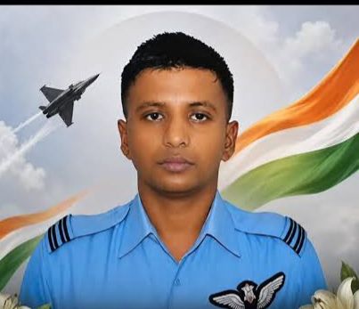 JaikyYadav16's tweet photo. वाह रे क़ानून! वाह रे न्याय संस्थान।

बिहार के सैनिक शुभम कुमार विमान दुर्घटना में शहीद हो गए थे।

कुछ समय पहले उनकी कोर्ट मैरिज श्रेया राय से हुई थी जिसकी जानकारी परिवार को नहीं थी।

बिहार सरकार ने 21 लाख की आर्थिक सहायता चार दिन पहले आई लड़की श्रेया राय को दे दी। 

जबकि,जन्म से लेकर पढ़ाया-लिखाया काबिल बनाया माता-पिता ने

बेटे के जाने के बाद सबसे बड़ा दुख हुआ माता पिता को।

लेकिन अंतिम संस्कार से पहले ही श्रेया चेक लेकर अपने घर चली गई।